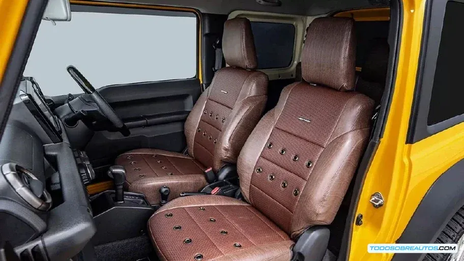 Detalle de los rines y neumáticos del Suzuki Jimny CH:AMP, mostrando su estética robusta.