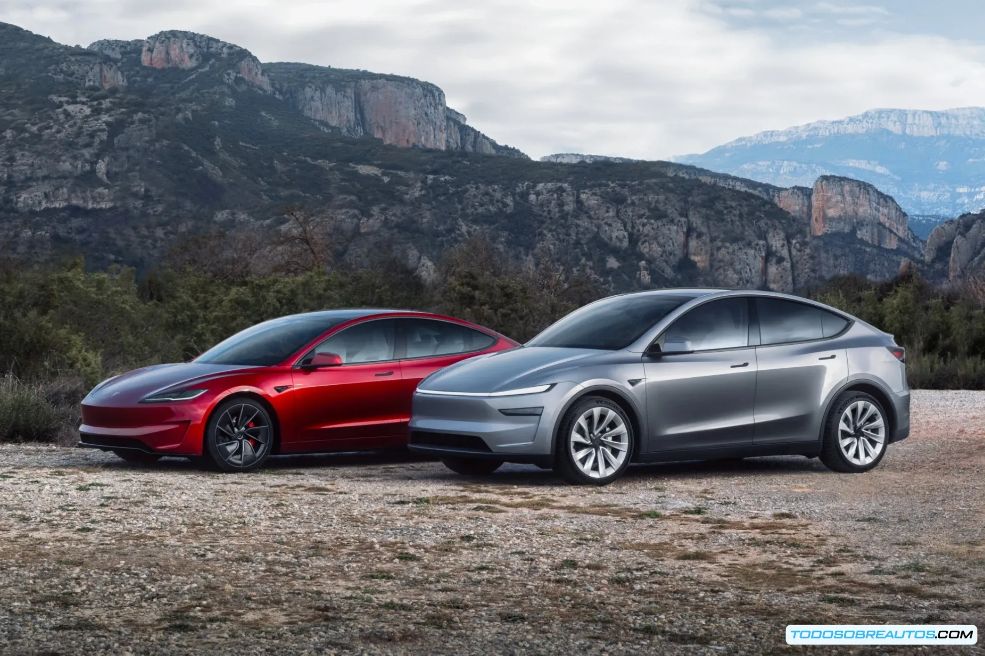 Primer plano del Tesla Model 3 en una carretera española.