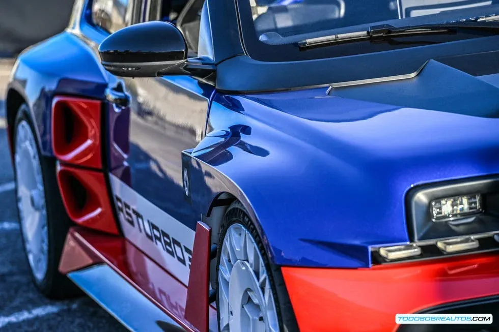 Vista lateral del Renault 5 Turbo 3E resaltando sus pasos de rueda anchos y su postura agresiva.