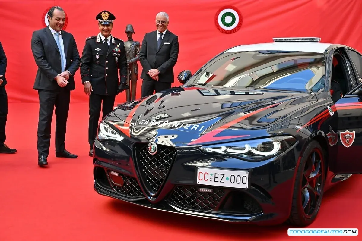Alfa Romeo Giulia Quadrifoglio de la Gendarmería italiana en acción