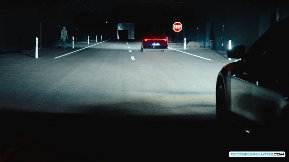 Interior del centro de pruebas de iluminación con vehículos en prueba.