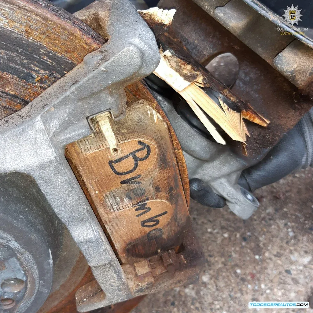 Imagen ilustrativa de las consecuencias de una mala compra en una subasta de coches, mostrando las pastillas de freno de madera.