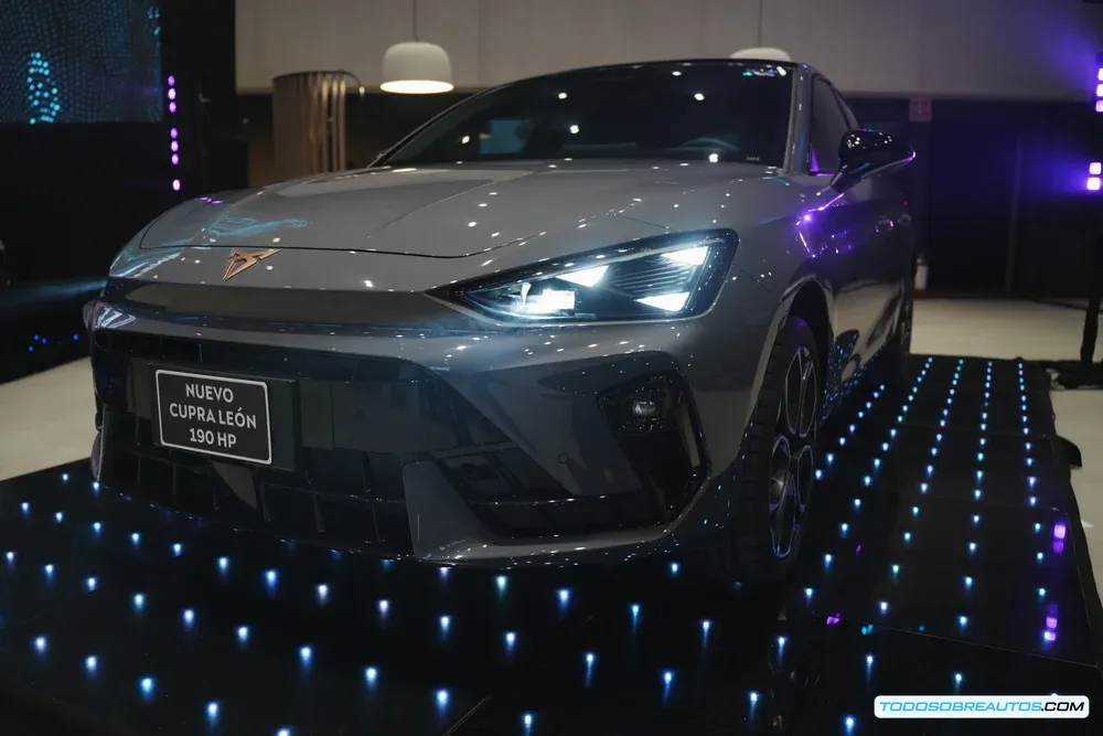 CUPRA Terramar PHEV en un entorno natural, mostrando su capacidad híbrida