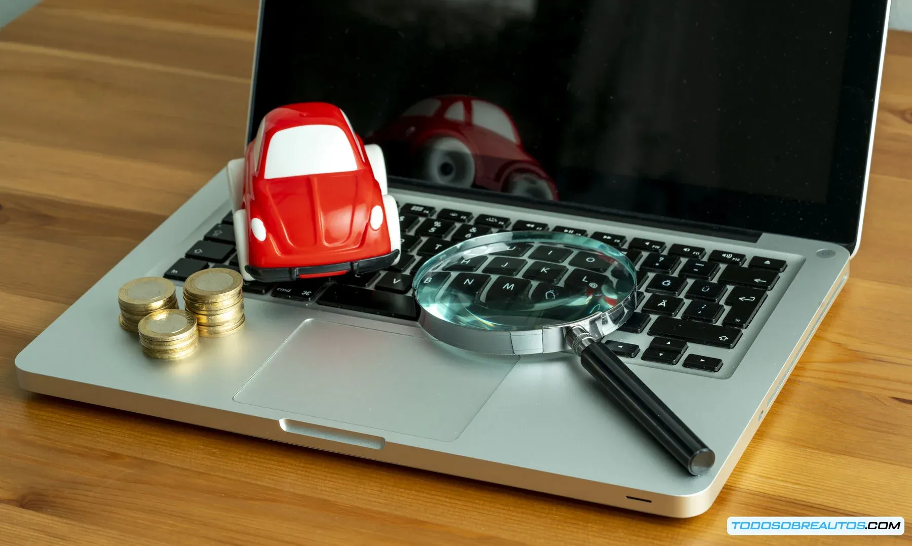 Persona comprando un coche online