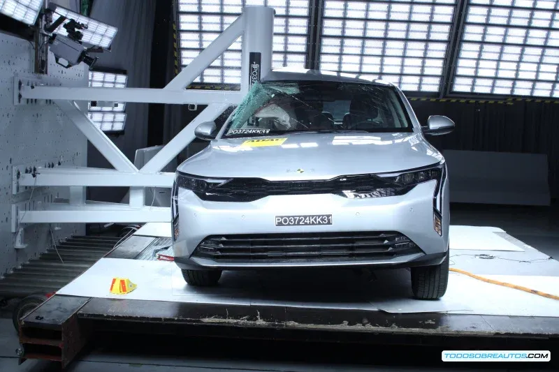 Prueba de choque de Latin NCAP mostrando el impacto y la seguridad del vehículo.