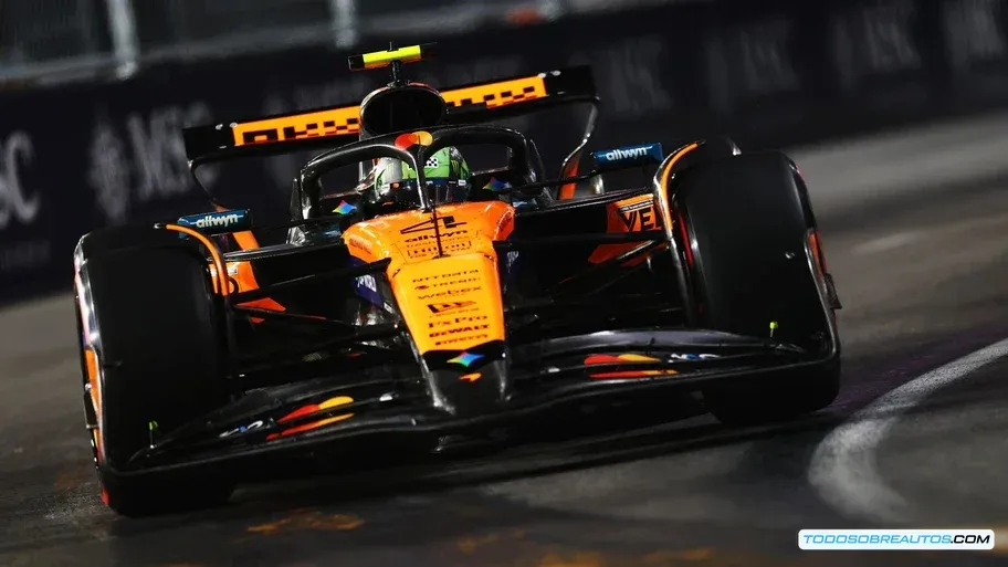 Lando Norris conduciendo su McLaren en el circuito de Las Vegas.