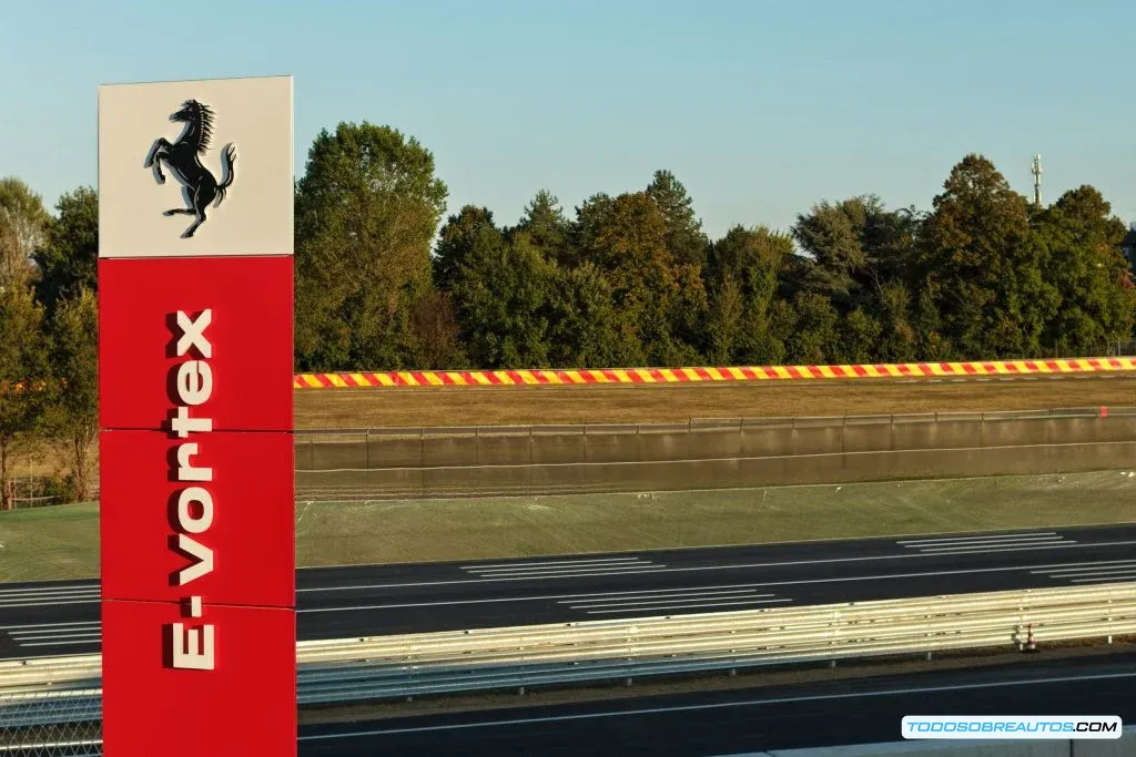 Primer plano de un Ferrari en la pista e-Vortex
