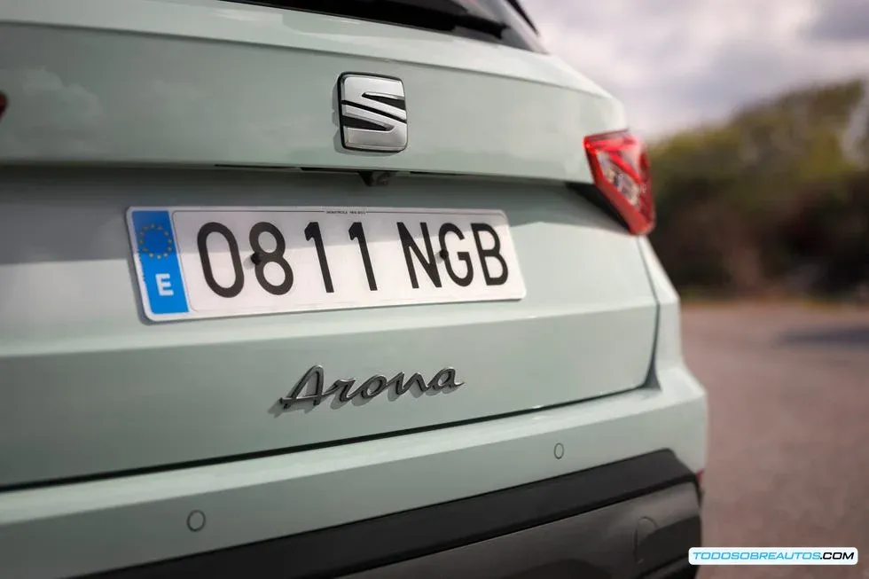 Seat Arona 2026 en una carretera, mostrando su dinamismo y agilidad.