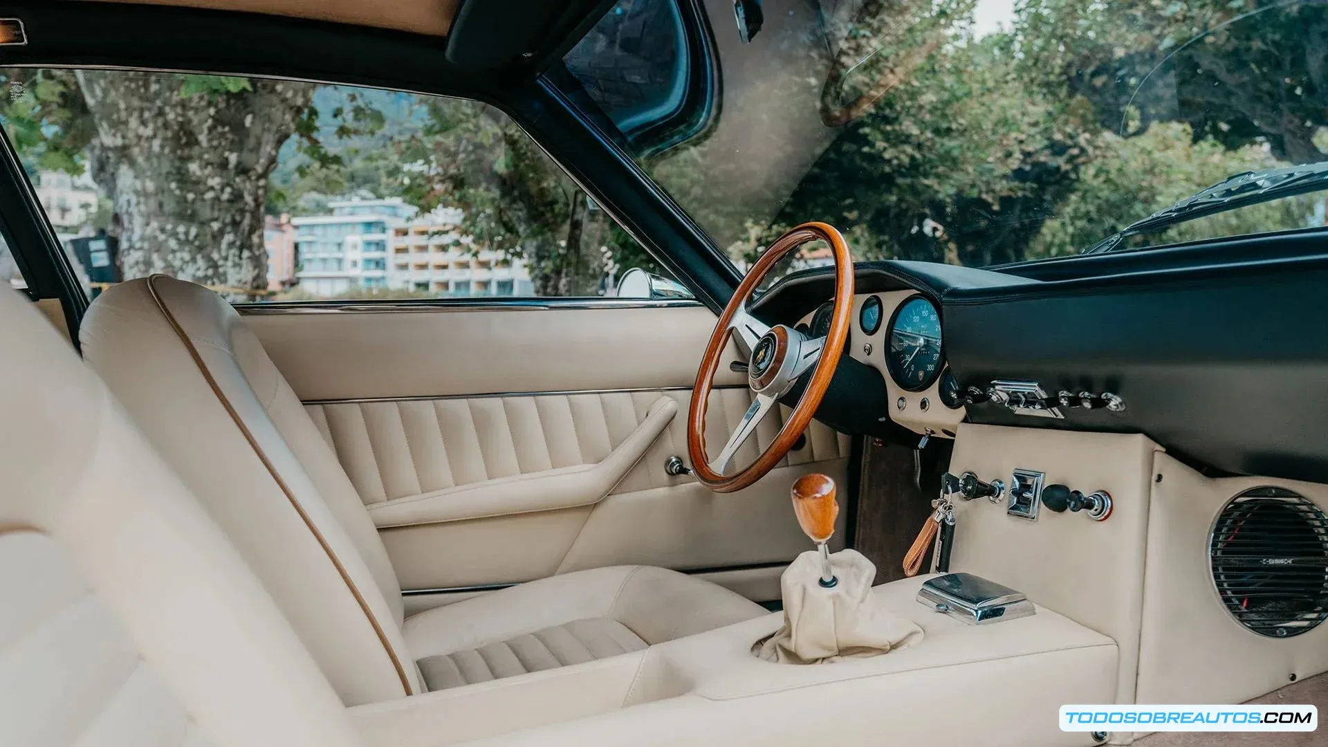 Detalle del interior de un Lamborghini Islero, mostrando su diseño lujoso y original.