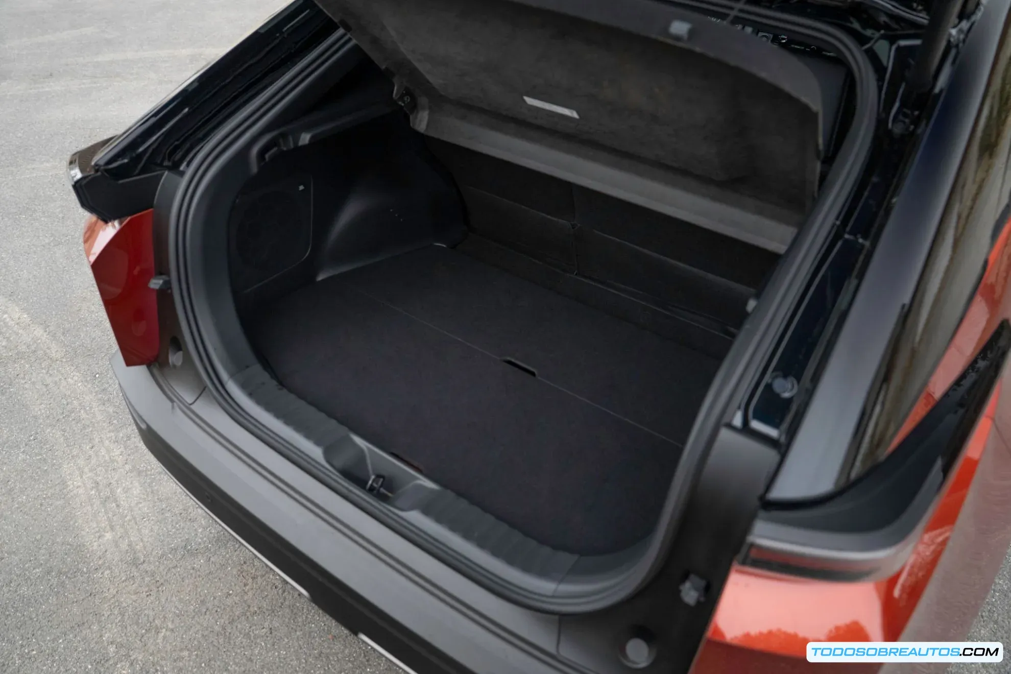 Componentes internos del sistema eléctrico del Toyota C-HR+.