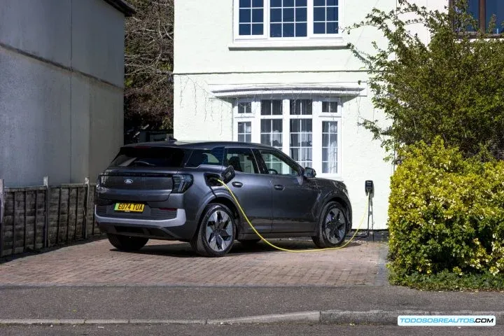 Ford Explorer EV cargando