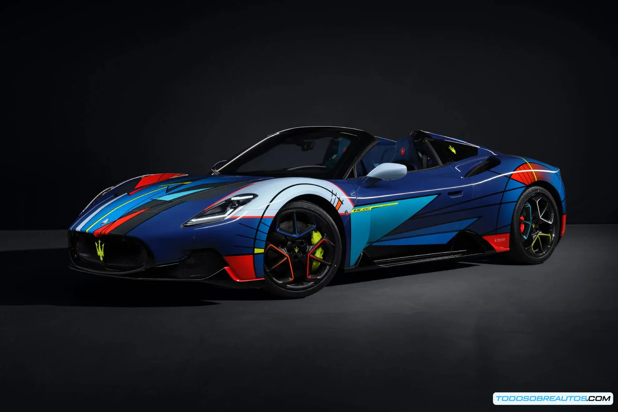 Detalle de la pintura abstracta en la carrocería del Maserati MC20 Cielo