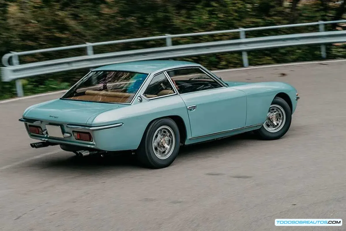 Motor V12 del Lamborghini Islero, destacando su complejidad y potencia.