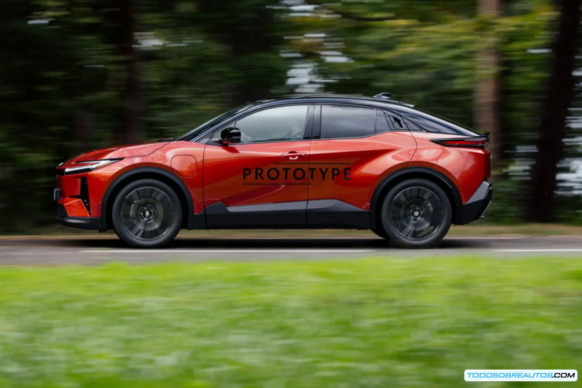 Interior del Toyota C-HR+ eléctrico mostrando el panel de instrumentos.