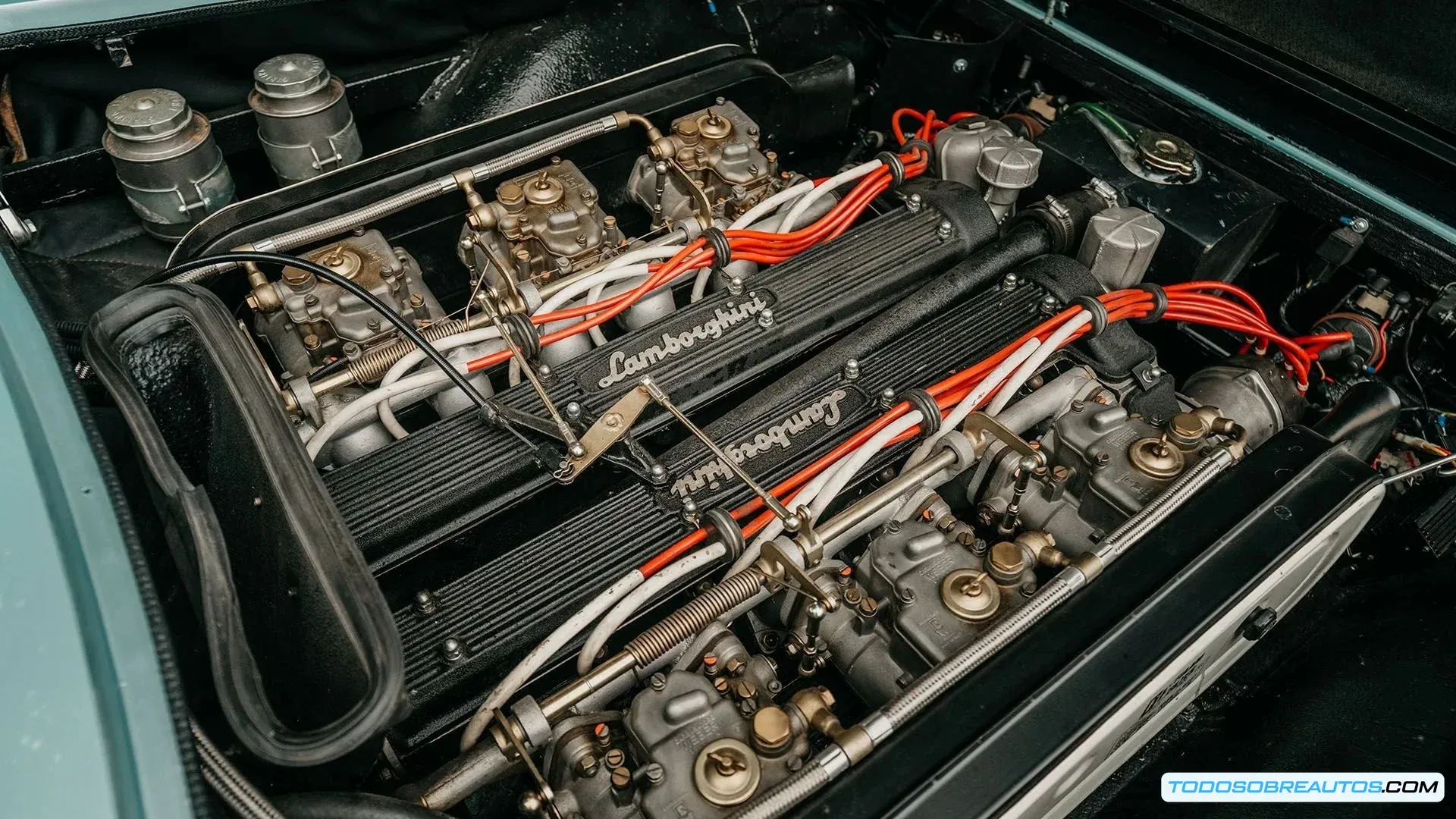 Lamborghini Islero mostrando sus característicos faros parcialmente retráctiles, detalle innovador de su diseño.