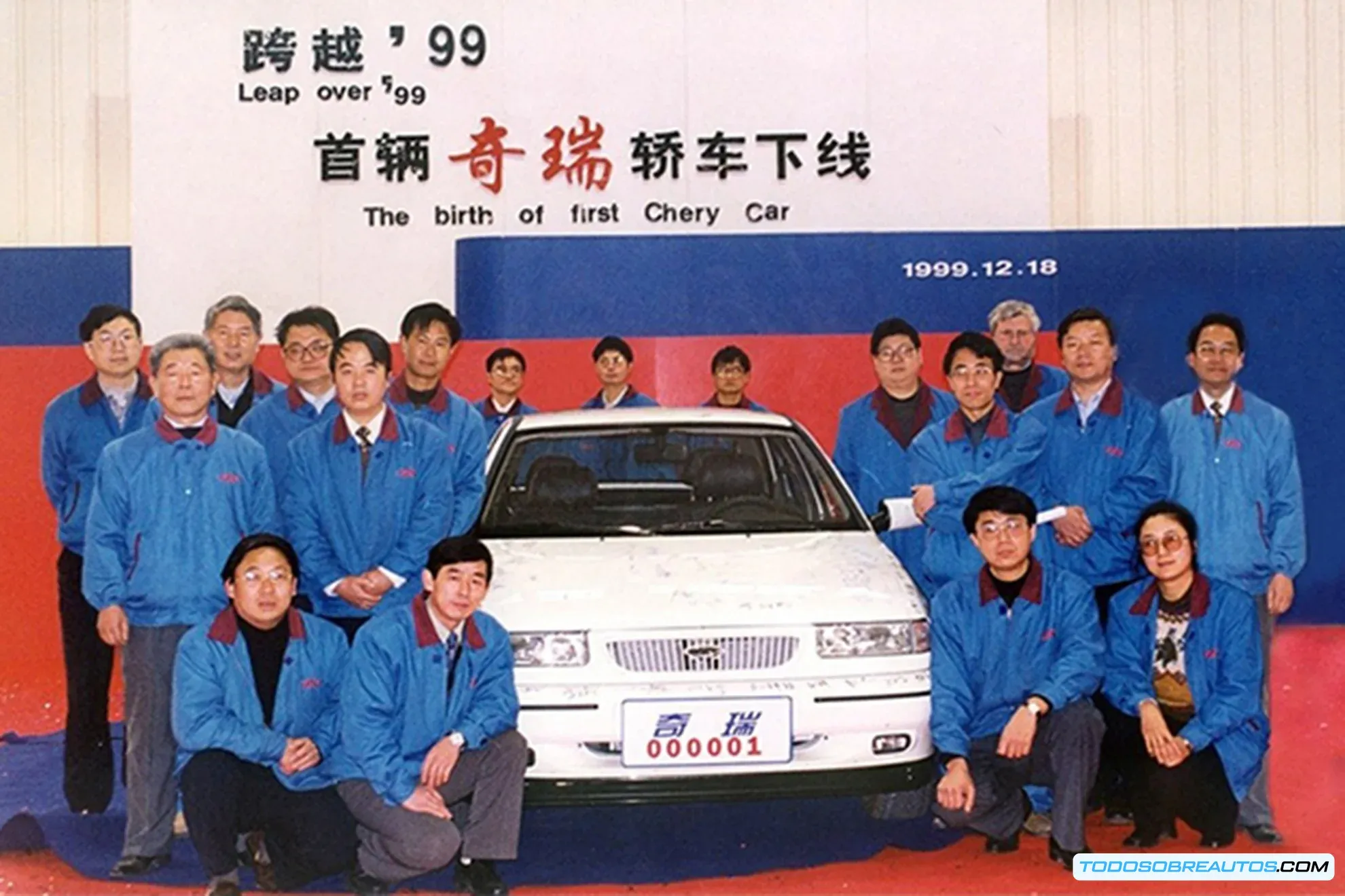 Comparación visual entre Chery Fulwin y SEAT Toledo de primera generación.