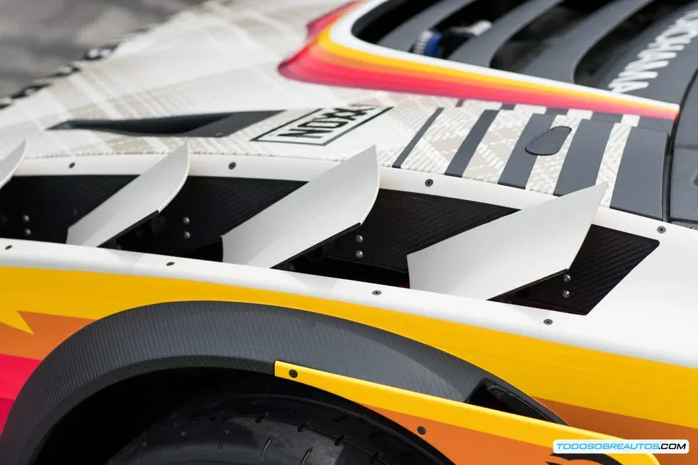 Carrocería de fibra de carbono del Subaru Brataroo 9500 Turbo diseñado por Khyzyl Saleem