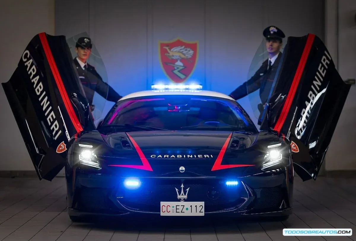 Flota de Maserati MC20 y Alfa Romeo Giulia Quadrifoglio de la Gendarmería italiana