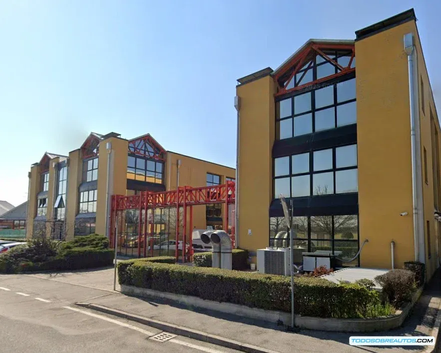 Fotografía de las oficinas centrales de TVS o una imagen que represente su presencia global.