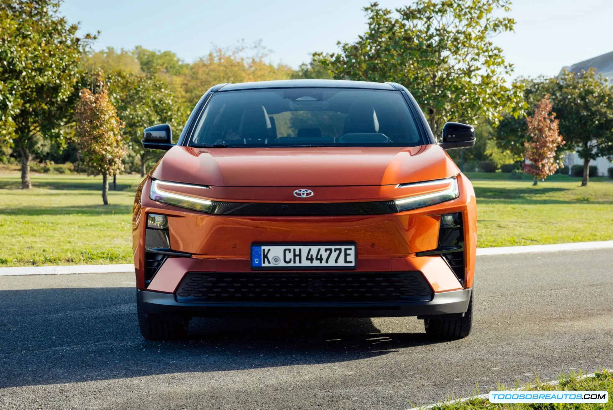 Toyota C-HR+ eléctrico vista lateral.