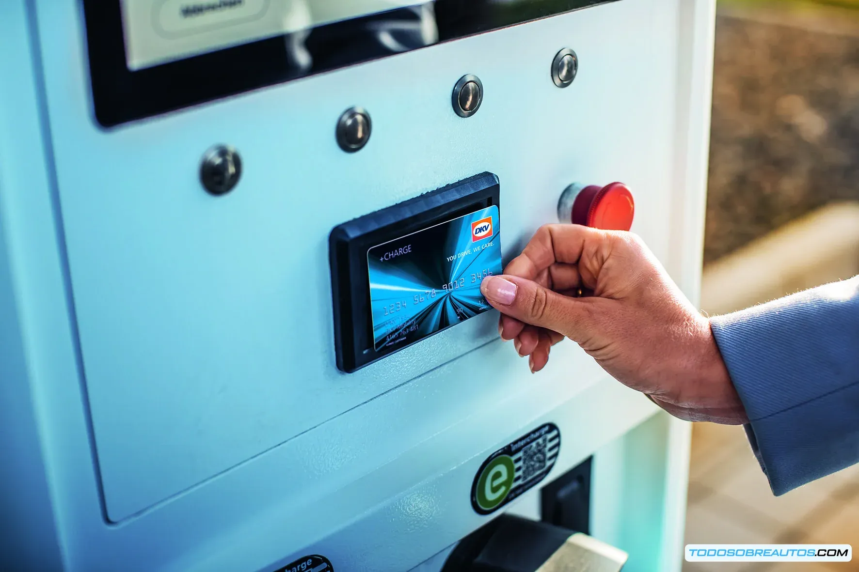 Representación visual de la tarjeta DKV +Charge y sus usos en vehículos eléctricos e híbridos.