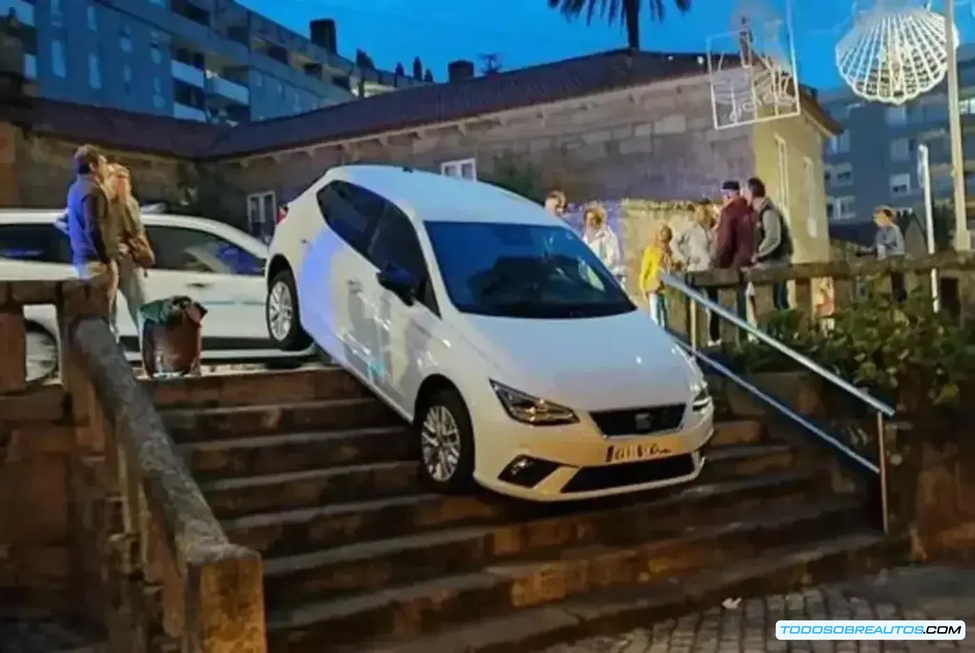 Un coche atascado en unas escaleras en Sanxenxo debido a un error de navegación por GPS.