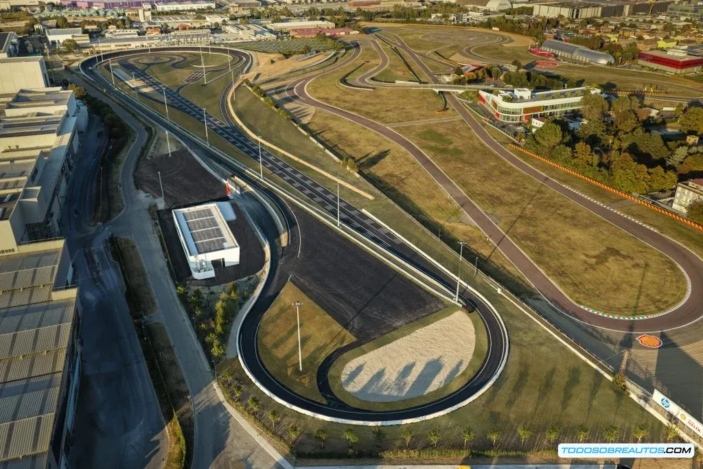 Imagen de un Ferrari probando en la pista e-Vortex