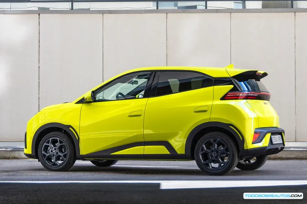 Gráfico o representación visual del crecimiento del mercado de coches eléctricos en España.