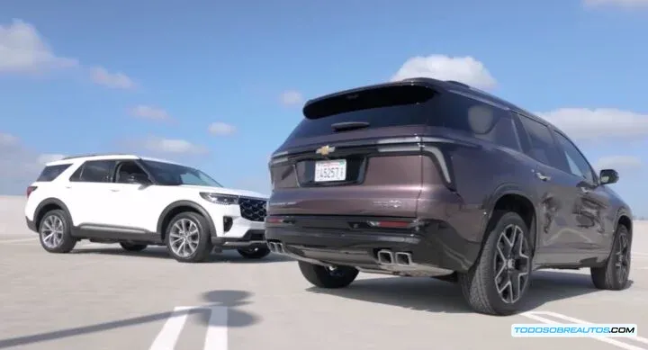 Comparativa entre Ford Explorer 2025 y Chevy Traverse 2024, vista tres cuartos trasera y delantera.