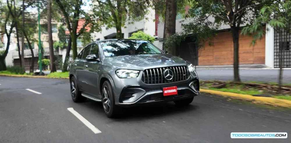 Mercedes-AMG GLE 53 HYBRID 4MATIC+ en carretera mostrando su dinamismo