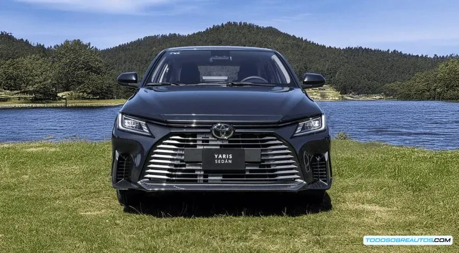 Vista lateral del Toyota Yaris Sedán Híbrido 2026