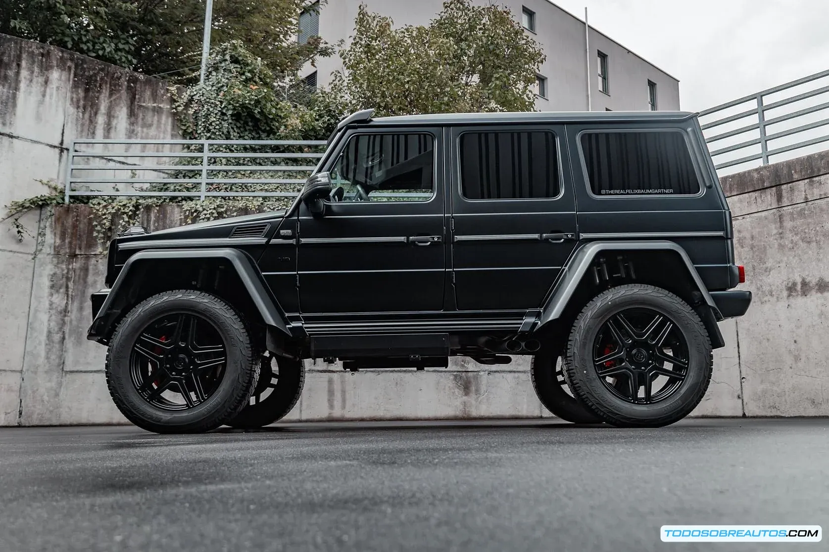 Felix Baumgartner conduciendo un Lamborghini Huracán Sterrato