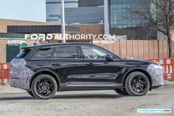 Lateral del prototipo del Lincoln Corsair 2027 mostrando los reflectores laterales.