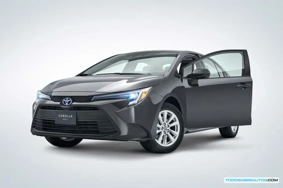 Interior del Toyota Corolla 2026 HEV, mostrando el tablero y la eficiencia energética