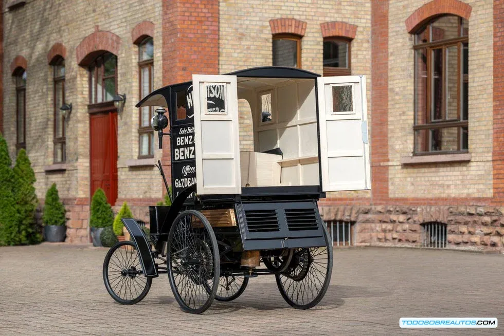 Detalle de la Benz Ideal Van restaurada mostrando su diseño antiguo.