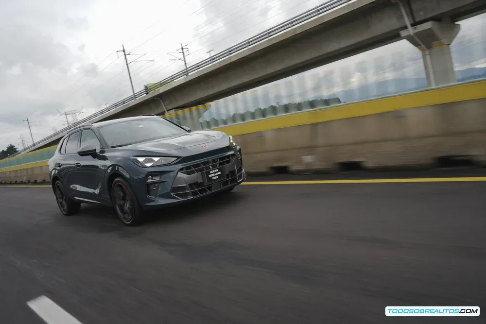 Interior moderno y elegante de un CUPRA Garage