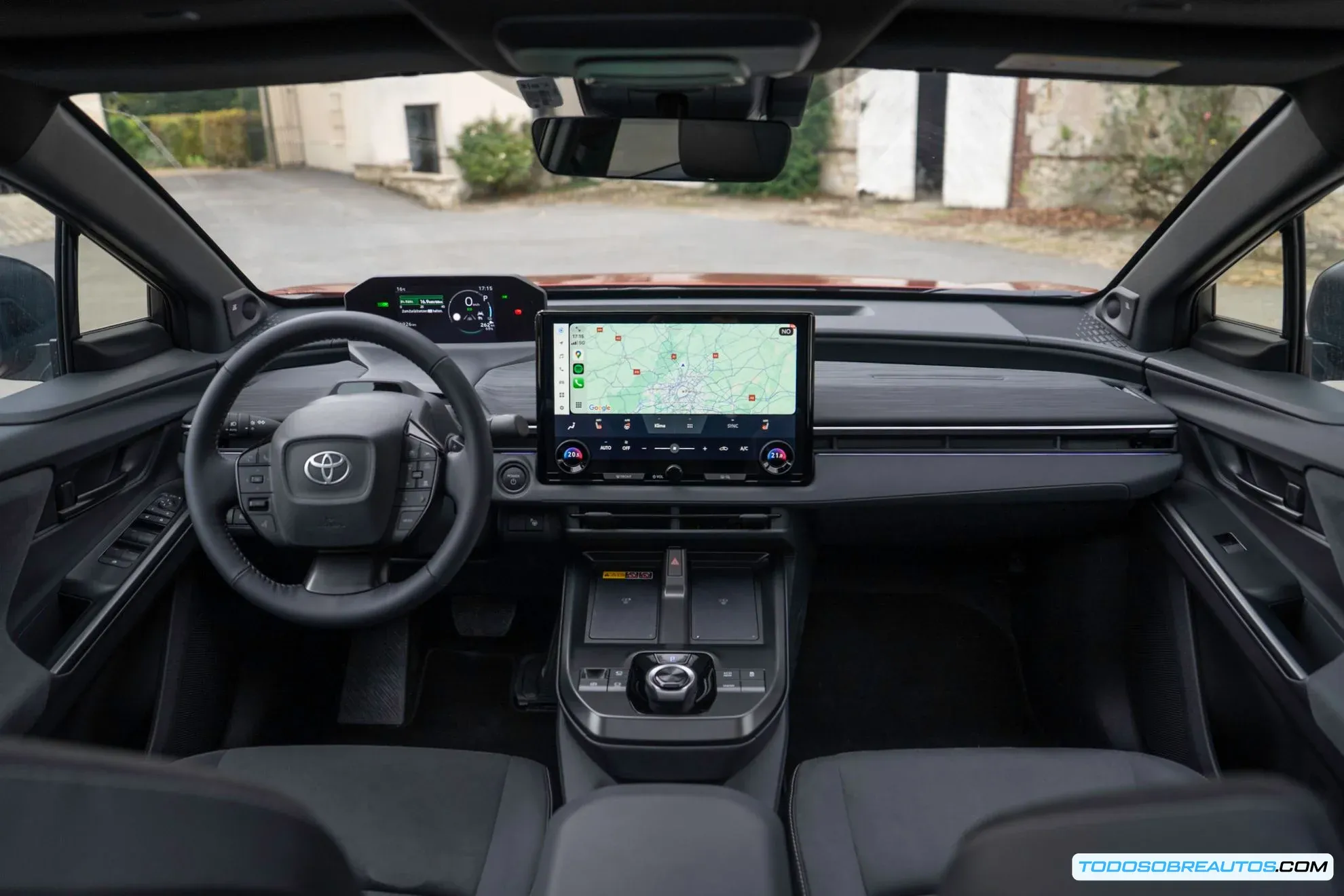 Detalle de la parrilla delantera cerrada del Toyota C-HR+ eléctrico.