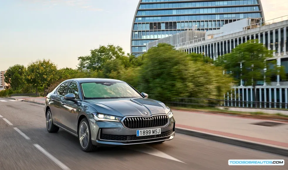 Interior del Skoda Superb 2024, destacando su amplitud y diseño.