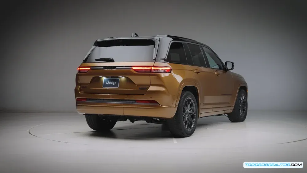 Jeep Grand Cherokee 2026 en un entorno todoterreno