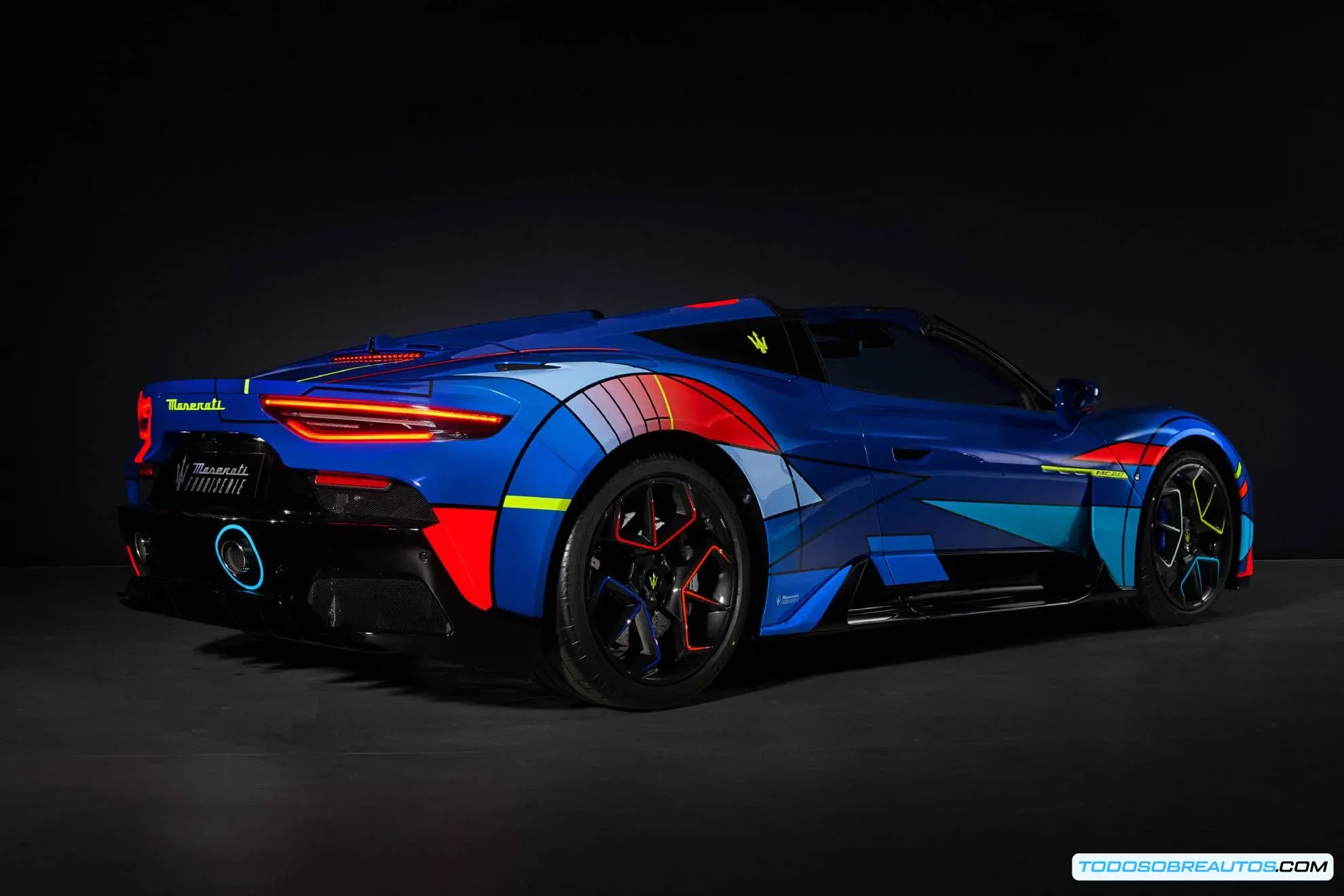 Acercamiento a la pintura hecha a mano del Maserati MC20 Cielo