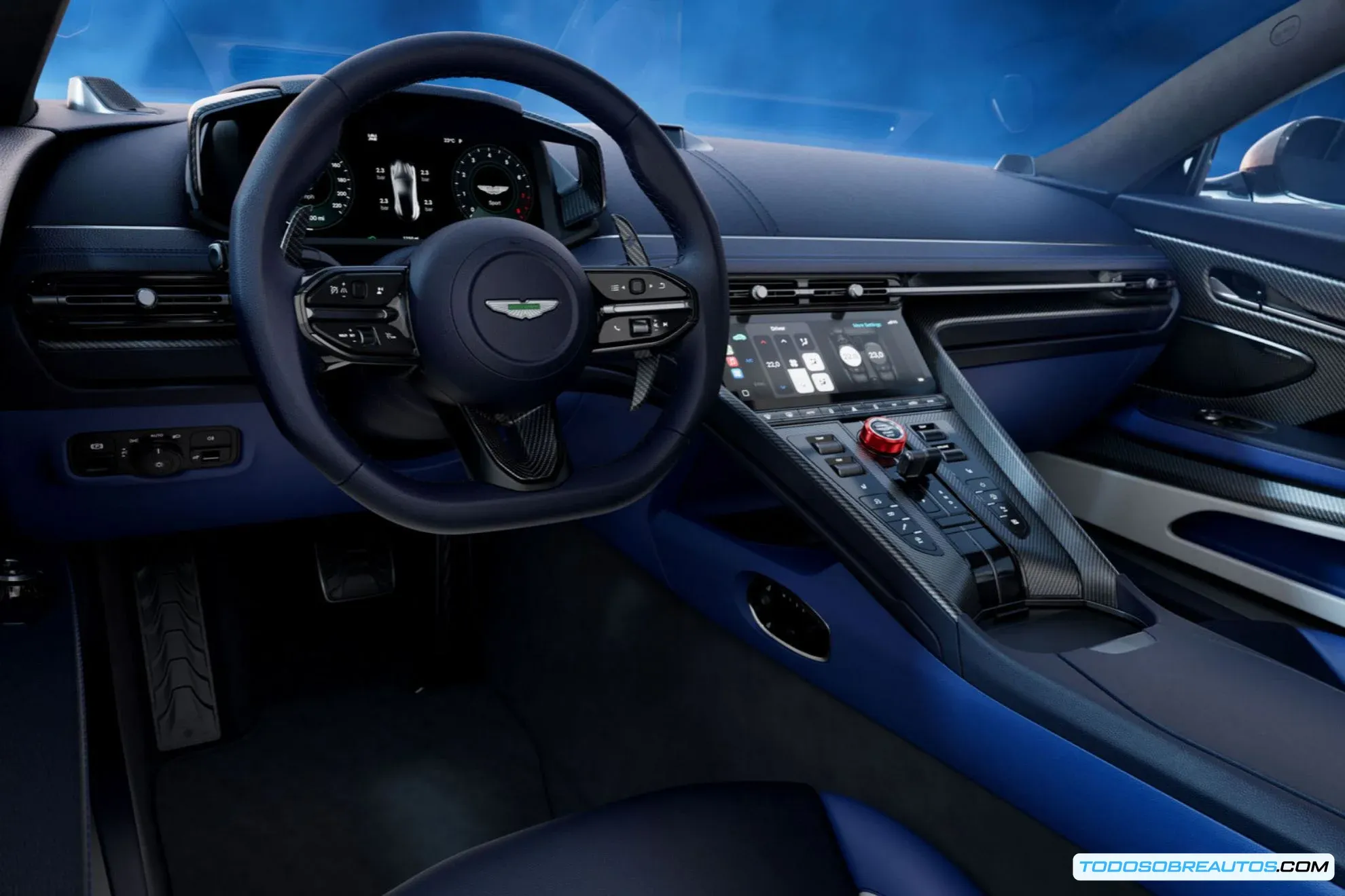 Detalle del lateral del Aston Martin DB12 S mostrando sus líneas elegantes y deportivas.