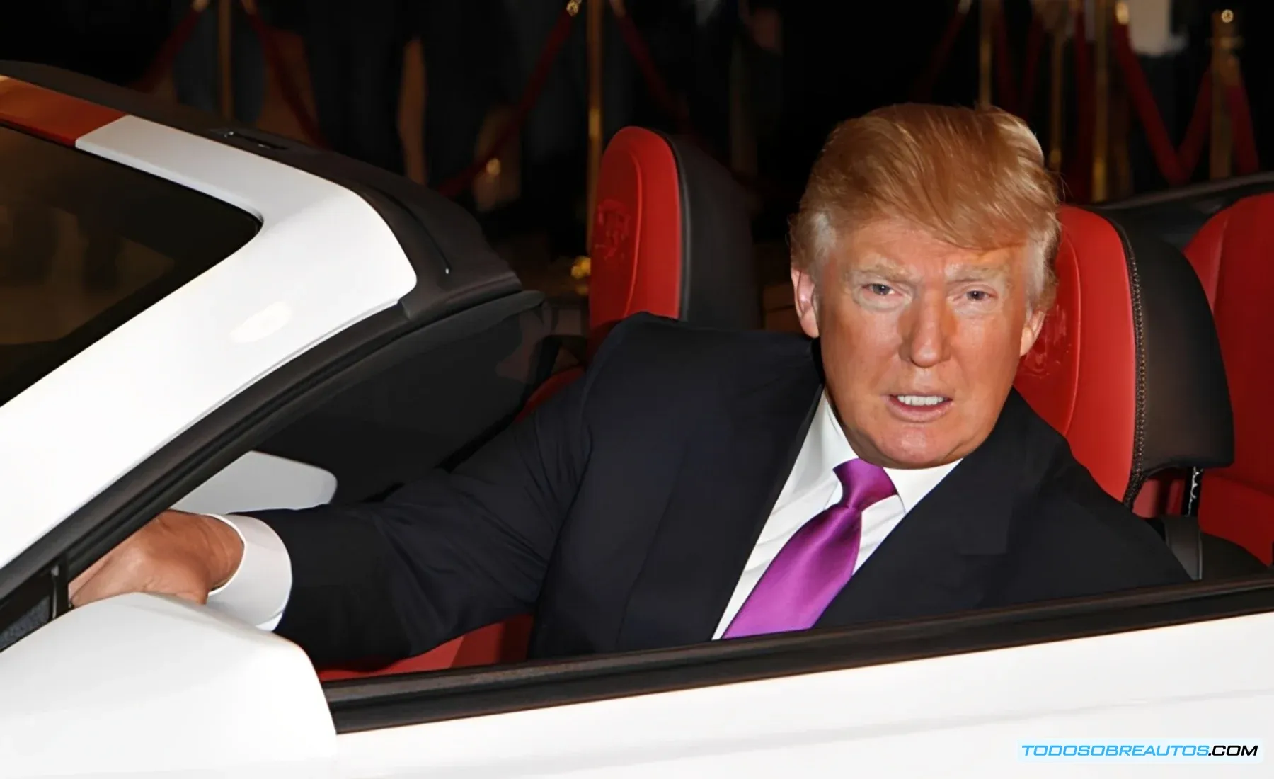 Donald Trump posando junto a un coche