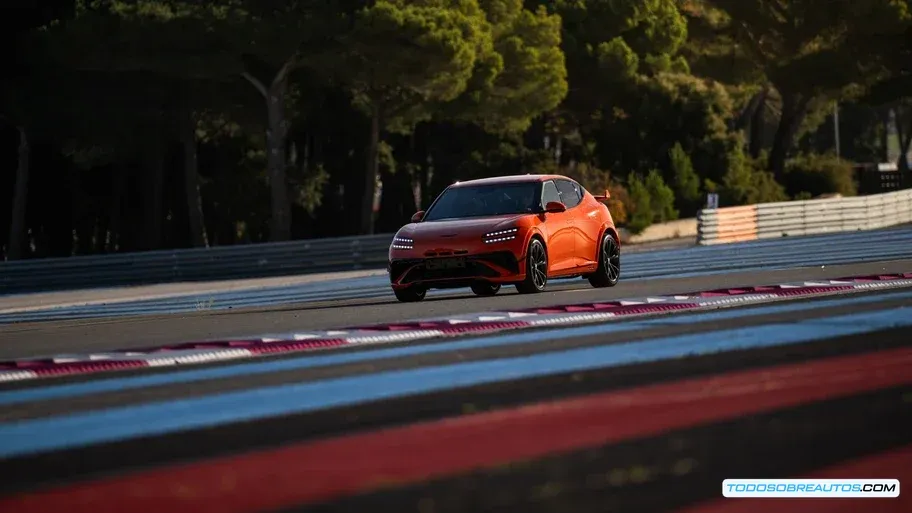 Vista lateral del Genesis GV60 Magma resaltando su diseño deportivo