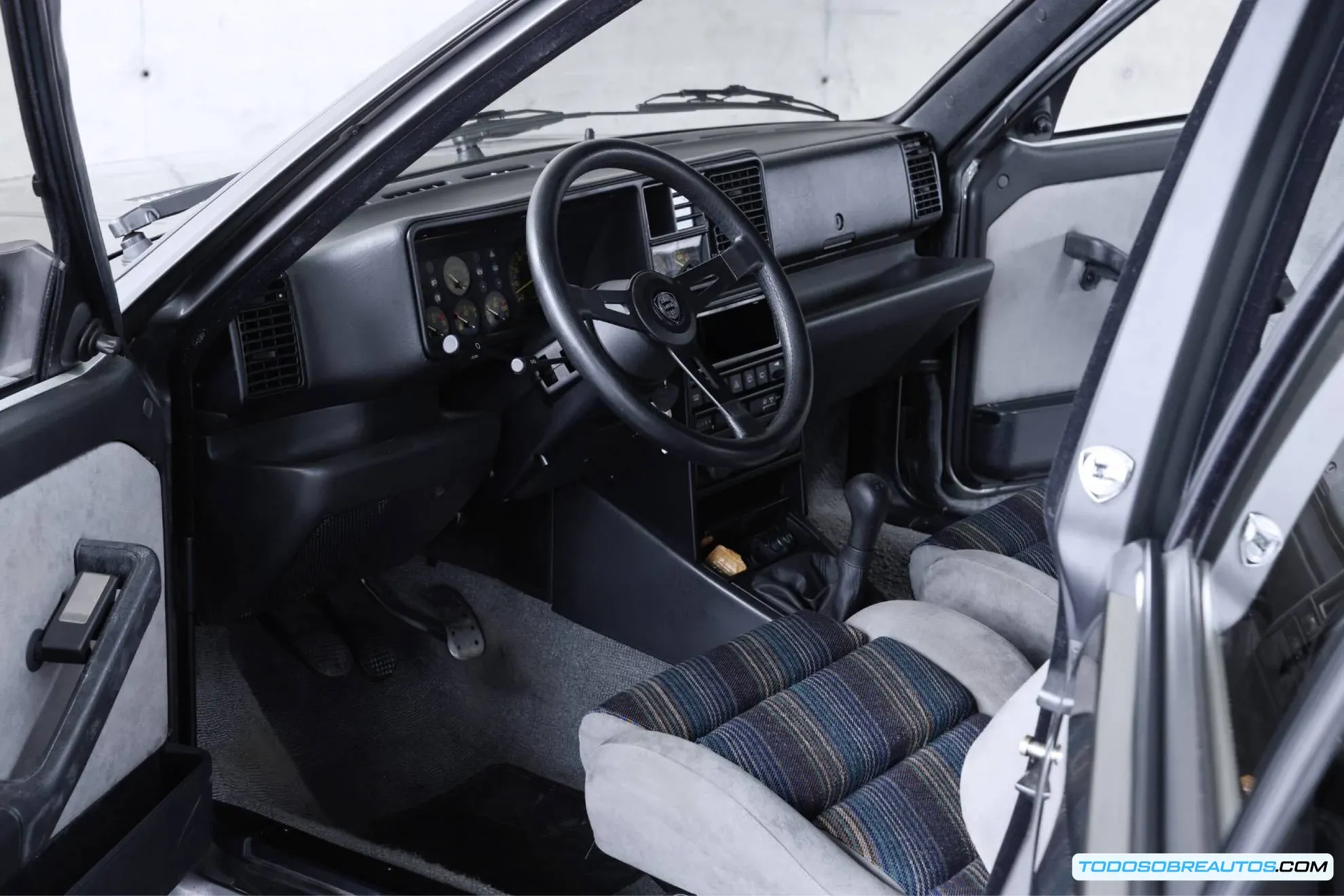 Imagen del interior del Lancia Delta Integrale mostrando detalles de lujo