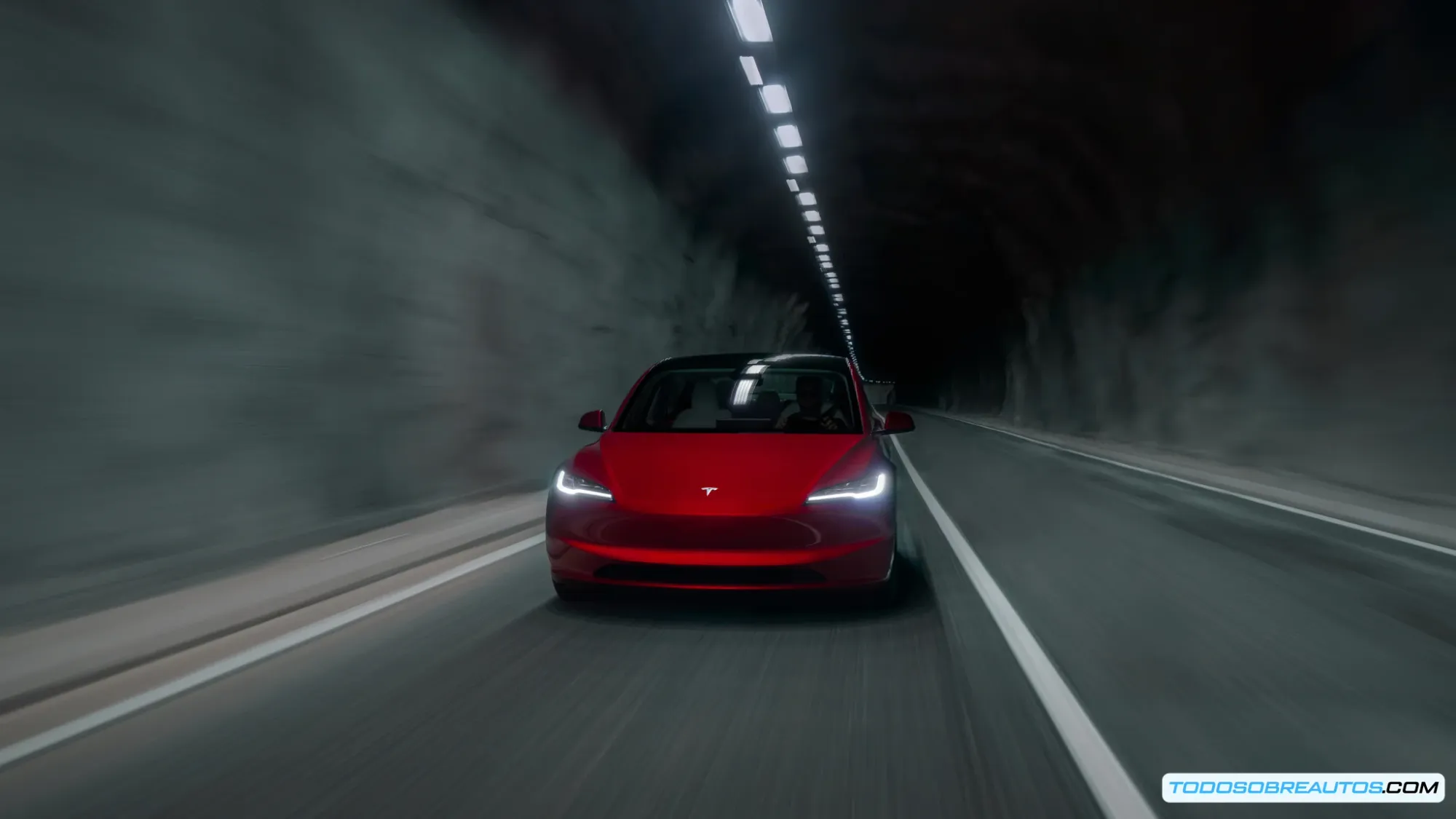 Coche eléctrico circulando por la ciudad.