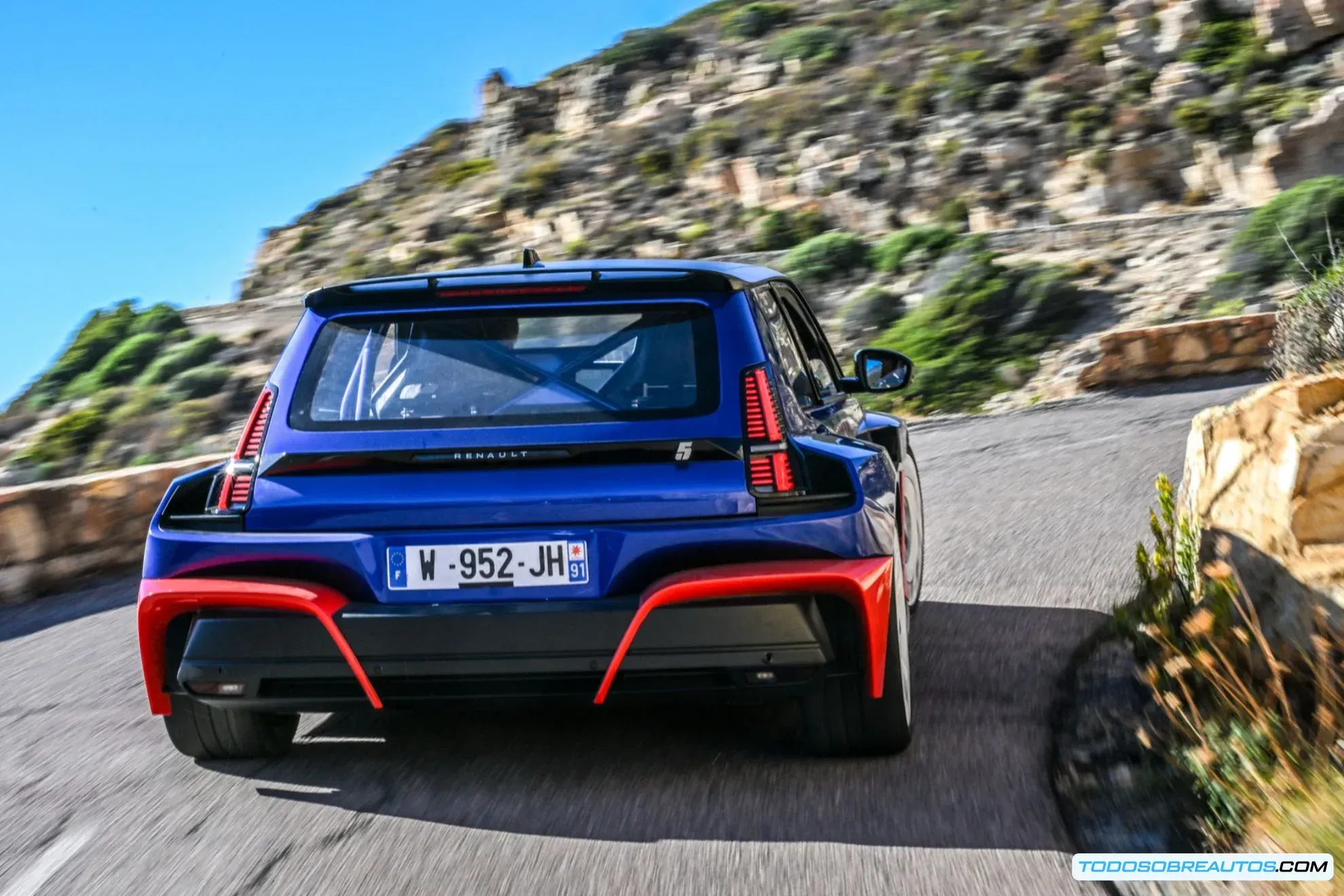 Detalle del frontal del Renault 5 Turbo 3E.