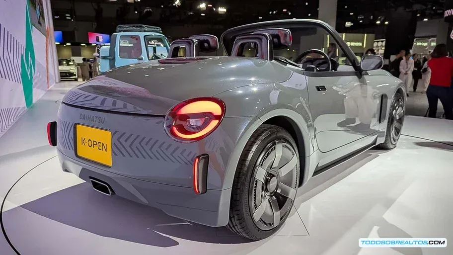 Detalle del interior del Daihatsu K-Open Concept, mostrando los mandos físicos y la ausencia de pantallas.