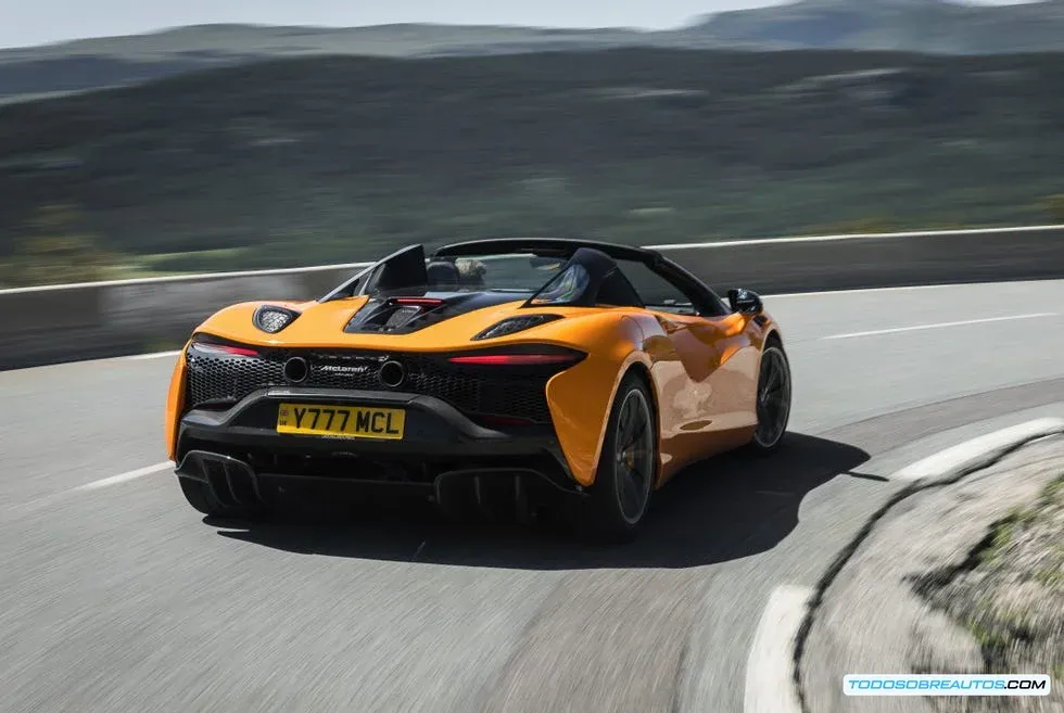 Vista interior del McLaren Artura Spider mostrando su tecnología híbrida