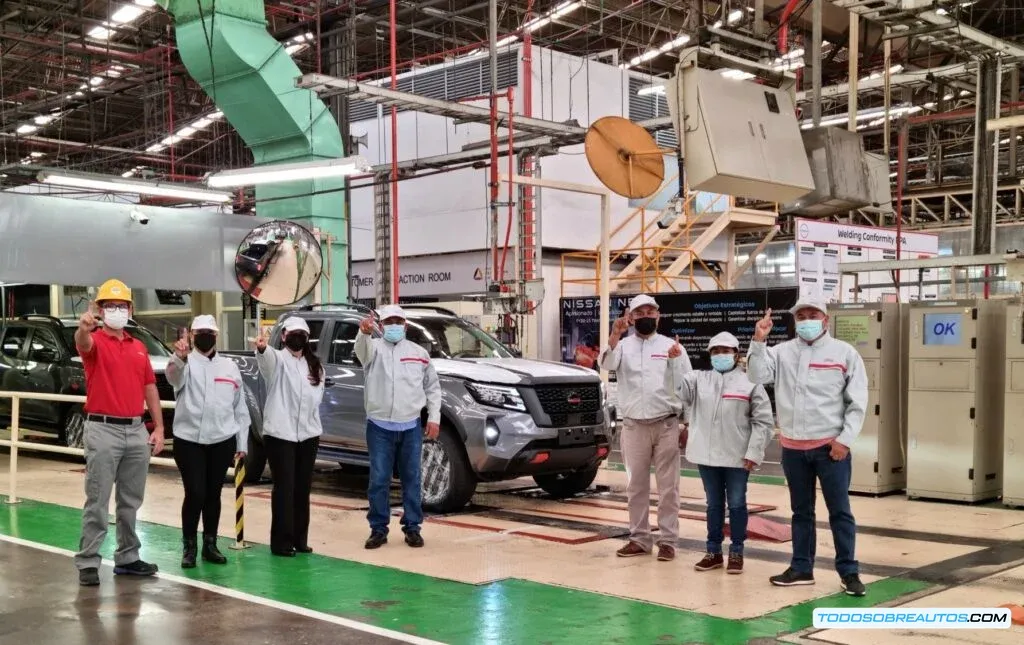 Imagen de un vehículo ensamblado en México (Nissan Frontier), representando la producción automotriz del país.