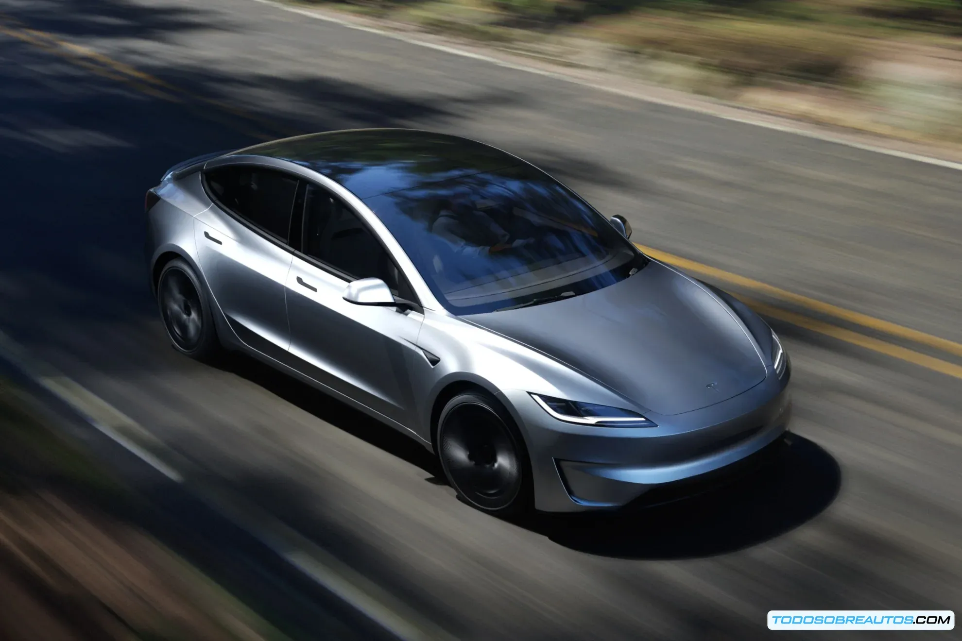 Tesla Model Y circulando en una ciudad española, destacando su diseño renovado.